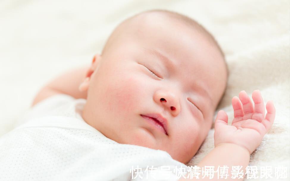 睡眠质量|新生儿老摆出“举手投降”的睡姿?正不正常你说了不算,看月龄