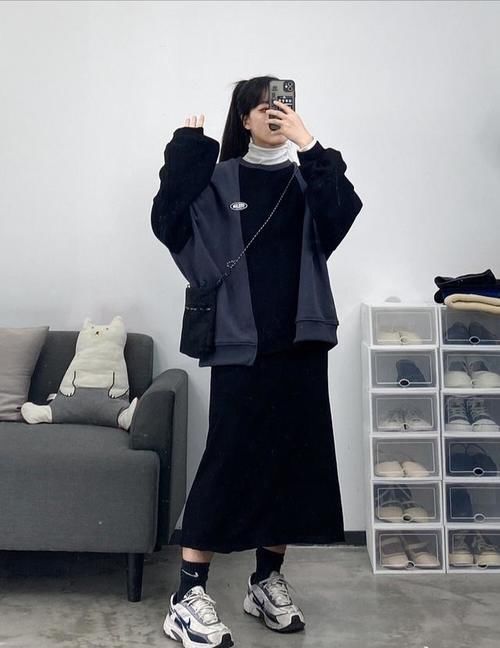 秋天的半身裙千万不要收起来!试试搭配毛衣和卫衣,时髦又高级