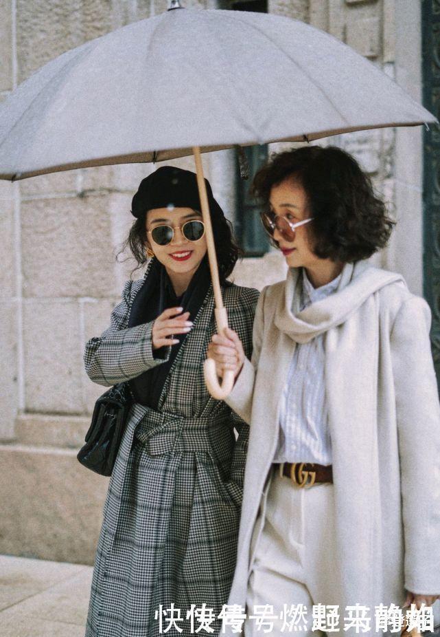原来50岁的女人还可以这么时髦,浅色大衣配直筒裤,霸气又减龄