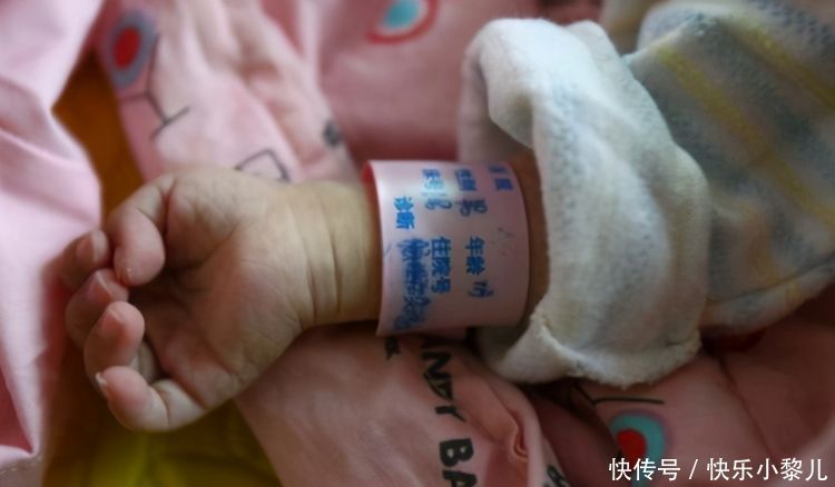 屁屁|新生儿成功娩出后,给产妇看的第一眼是屁屁?护士做法“没毛病”