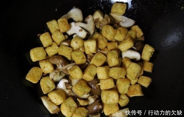 豆腐|豆腐这么做极下饭，吃起来比肉爽，上桌后分分钟钟被抢光！