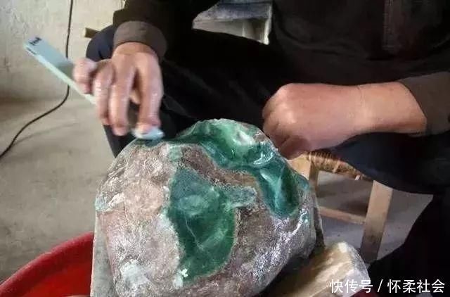 赌石|疯狂赌石,20万入手的木那翡翠原石,一刀切涨近千万