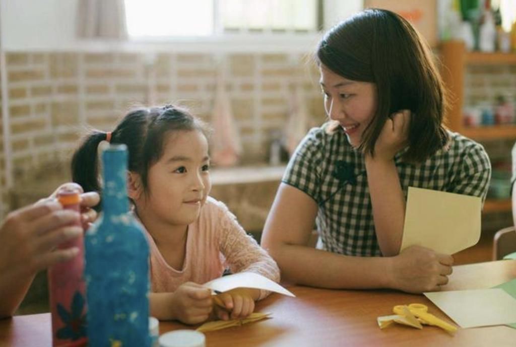 幼儿园发“年终奖”火了，看到孩子的奖品，家长：学费算是白交了