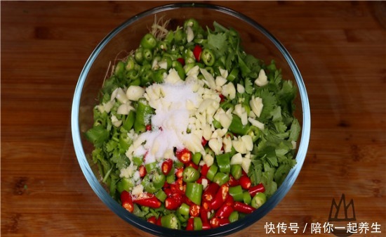 爱吃香菜|农村老奶奶教你香菜老一辈吃法,祖传秘方做一大罐子,家人超爱吃