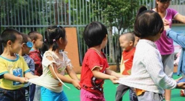 爸爸妈妈|5岁女儿过生日,宝妈推“豪华大蛋糕”去幼儿园,竟没有人上去吃!