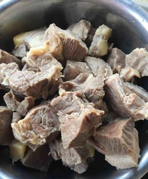 过年炖肉，要想肉质鲜嫩入味，一定要加这两种调料，越炖越香