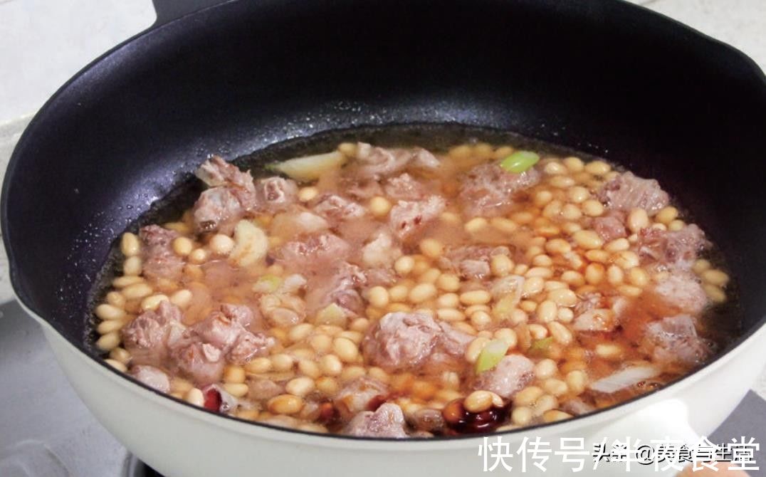 要想把黄豆鸭做得好吃，掌握这两个小窍门，鸭肉不腥，紧致有嚼劲