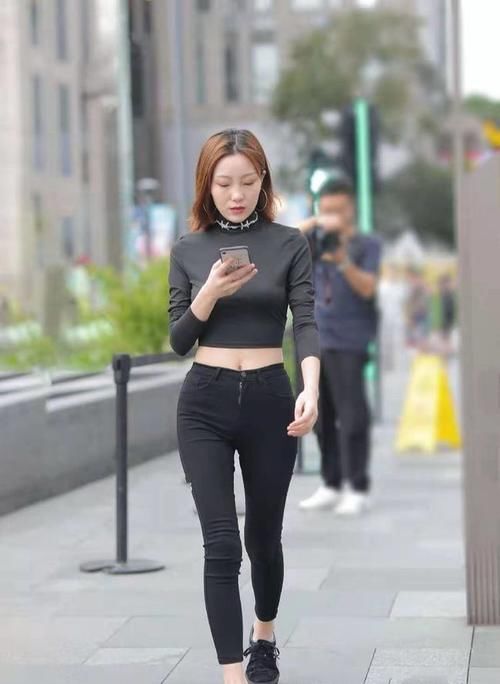 时尚|紧身牛仔裤搭配大露背,美女都爱穿,时尚十足!