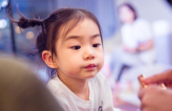 宝宝|宝宝睡觉时喜欢“抱大腿”,宝妈累到腿抽筋,是娃有了坏习惯吗?