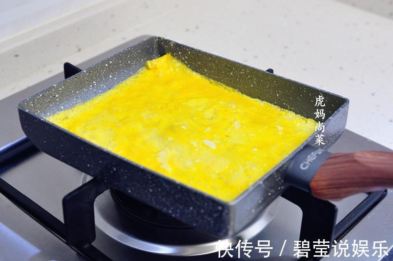 荠菜新吃法,卷起来蒸5分钟,清鲜软嫩,一口一个吃不停