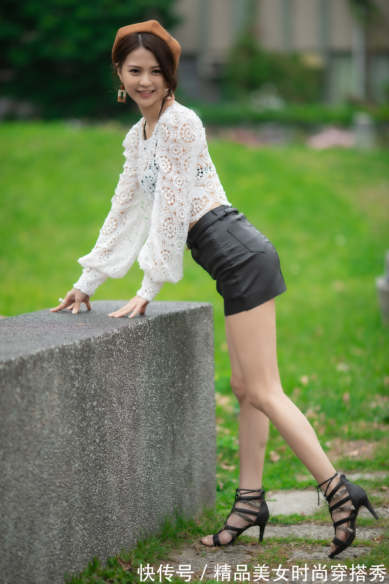 短裤裙|白色钩花蕾丝罩衫搭配西装短裤裙,惊艳绝伦,诠释靓女风韵