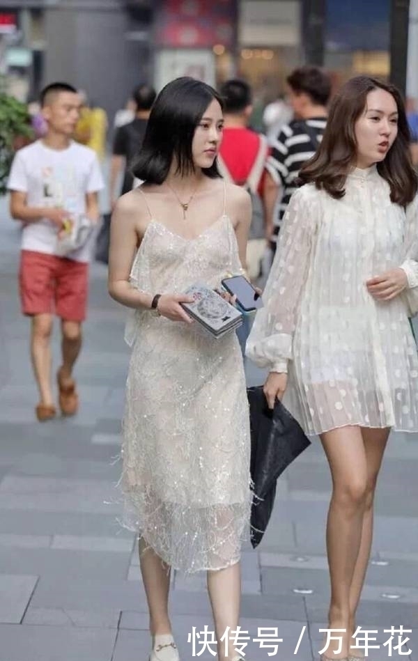吊带裙|时尚街拍:短发美女穿薄纱吊带裙,有亮点不止一处!