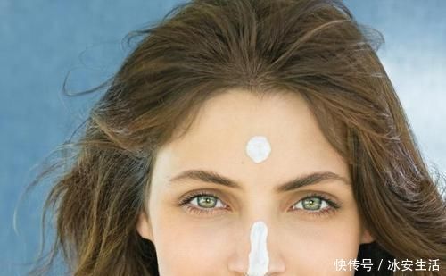 鼻子上黑头去不掉皮肤科医教你1个妙招，轻轻一抹，黑头全出来