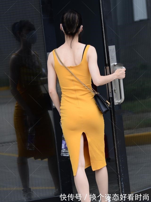 搭配 明黄色长裙搭配黑白鞋包，低调明亮，充满阳光与朝气的裙装穿搭！