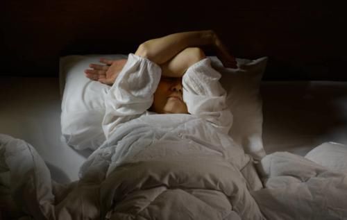 食物|经常失眠的人，若平时多吃三种食物，或能让你睡个整觉