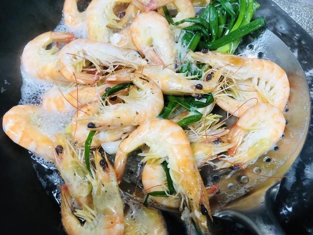 补充营养|白灼虾，用这做法8分钟就完事，虾肉紧实Q弹，一点腥味也没有