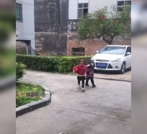 姐姐|弟弟被姐姐的“气质”绊倒,令网友捧腹大笑:气质这块拿捏死死的