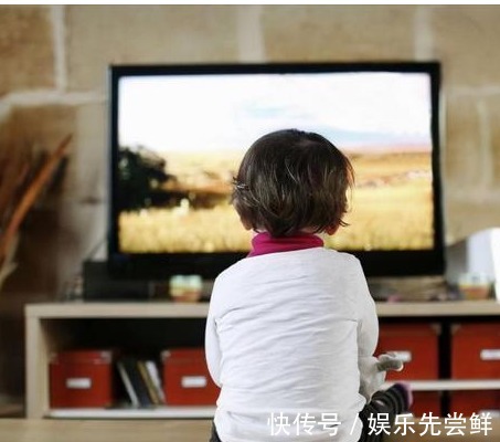 夫妻|夫妻把3岁女儿锁车里,打牌3小时酿悲剧:孩子走前已喝光车里的水