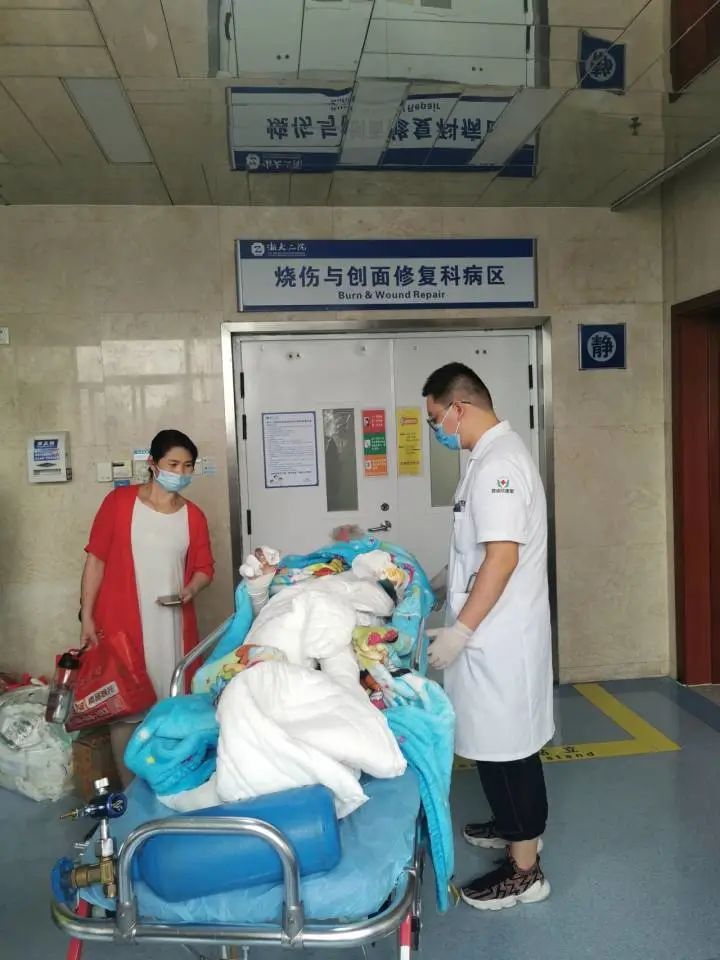 換藥|全身燒傷的19歲小伙出院，媽媽落淚感謝