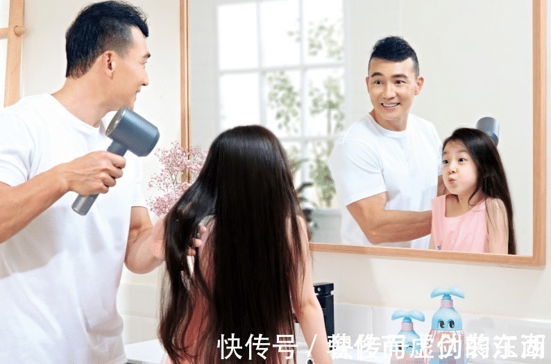 劉畊宏女兒五官長開,7歲小泡芙“月牙眼”太搶鏡,小萌娃無疑了