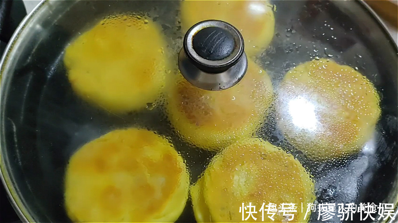 油酥|玉米面油酥饼做法，加多一种材料，口感丰富，吃着蓬松柔软，真香