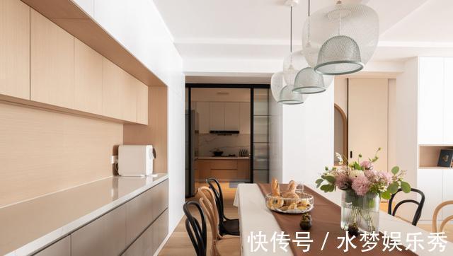实用|越来越多人给客厅设计柜子，沙发离墙摆放后，真的超实用