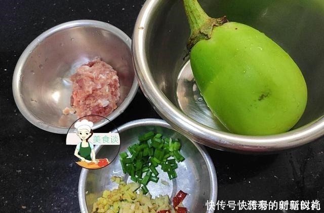 白醋|炒茄子时,直接下锅就错了,大厨教您一招,茄子香软,不油不发黑!