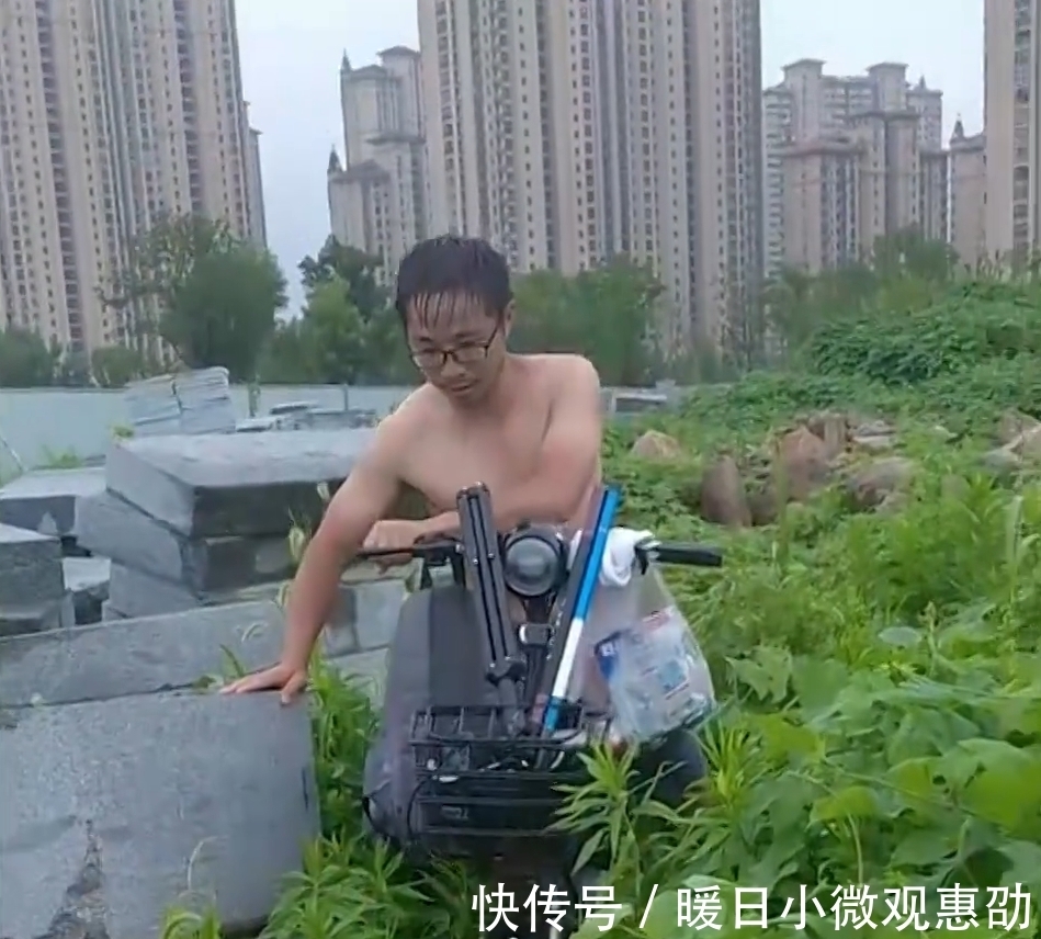 倾盆大雨|江苏一男子冒倾盆大雨钓鱼，纹丝不动，妻子：钓上来还放回去