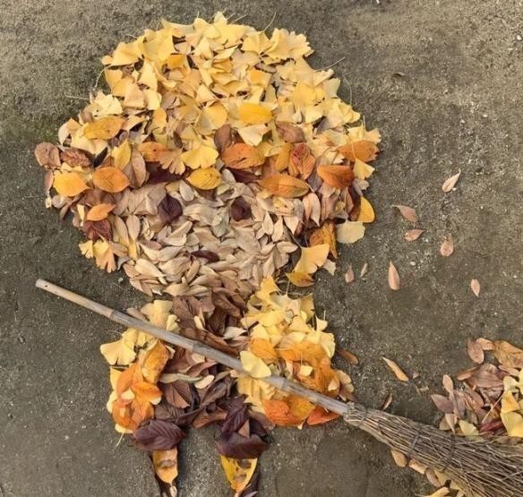 我妻善逸|美术老师用落叶“画”出《鬼灭》,黑板画堪称一绝,这都可以?