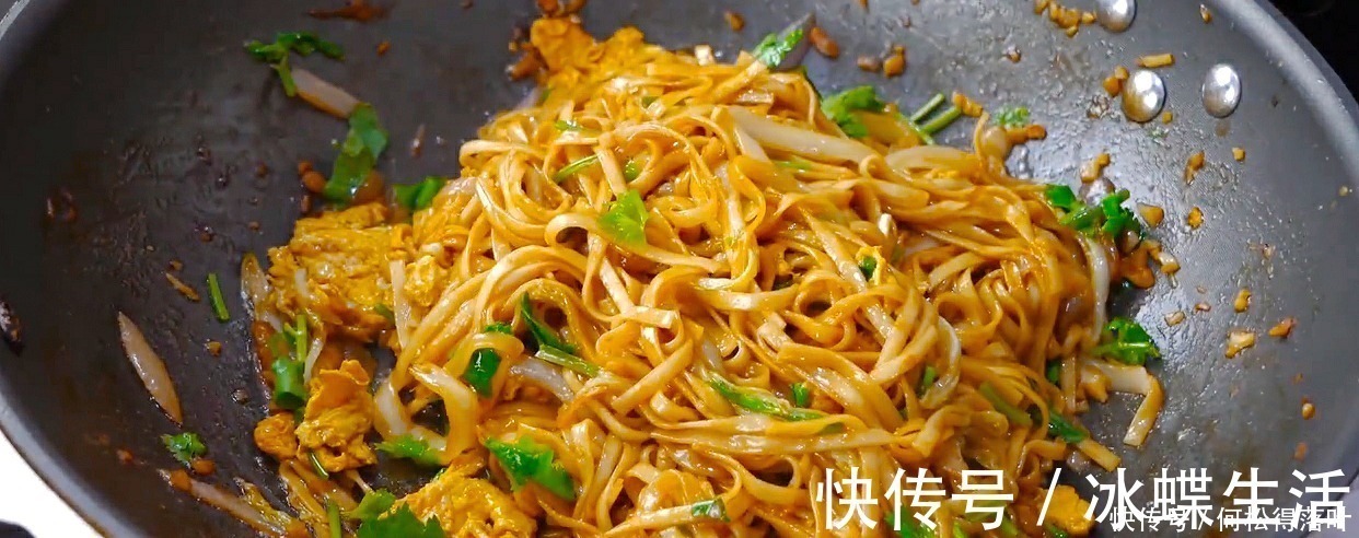 面条不要水煮，换种新吃法，比水煮好吃比炒简单，一周吃6次不多！