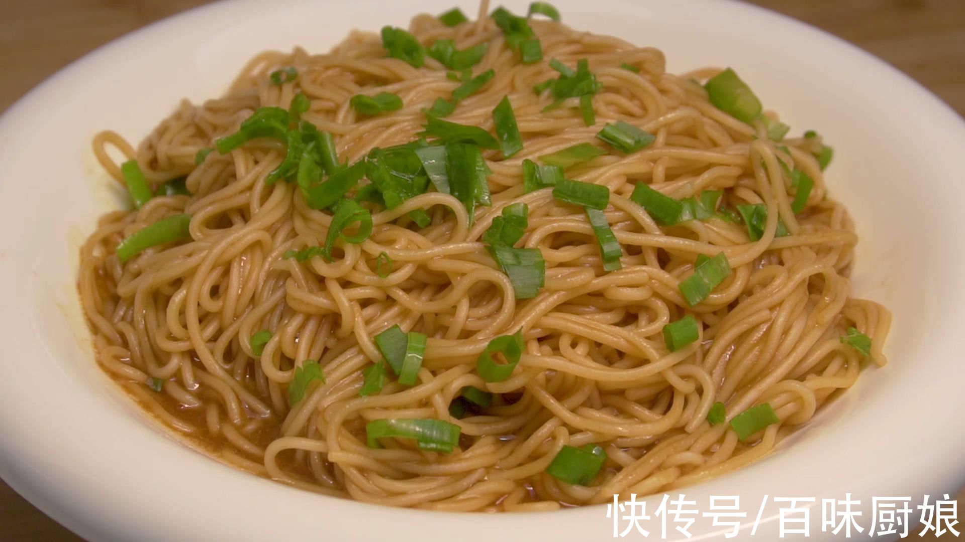面条这样做，加葱花一点缀，简单又美味，一点也不比饭店做的差
