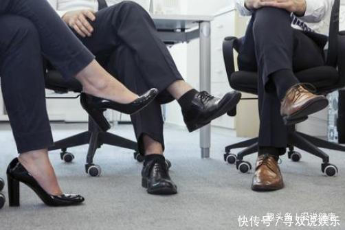 二郎腿虽跷得一时爽,但5大危害也会随之而来,你别不当回事!