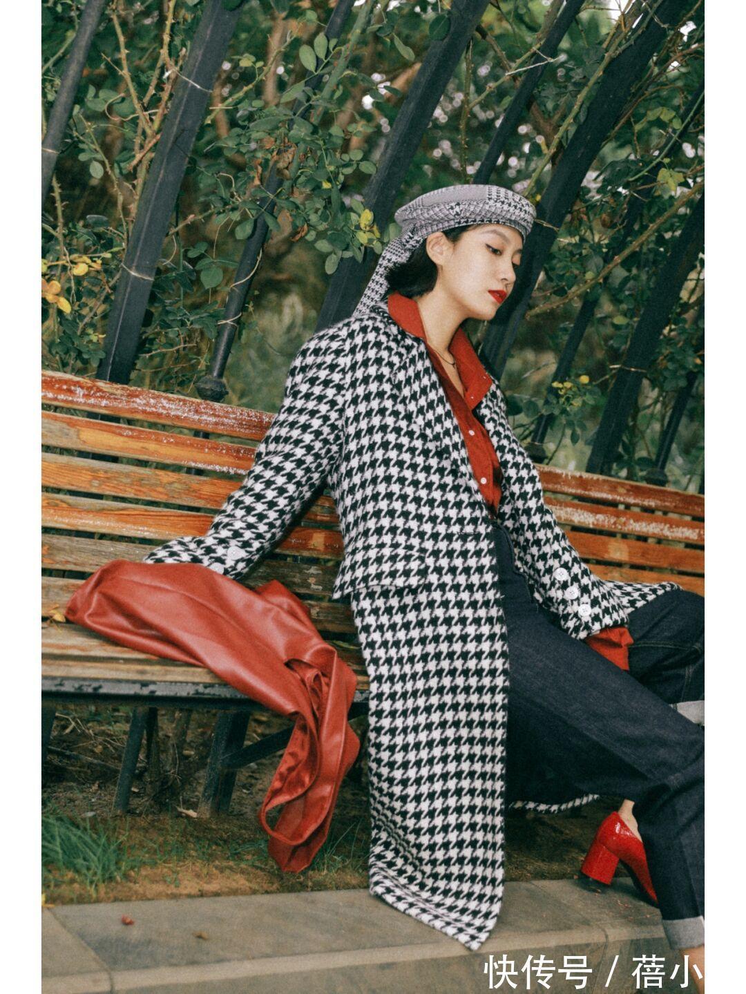 红黑|秋天穿衣色彩怎样搭配才时髦?穿搭公式“红+黑”,高级又洋气