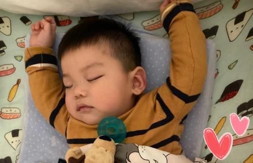 宝宝|为何宝宝睡觉偏爱“举起手来”?投降式睡姿对娃有影响?看完知晓