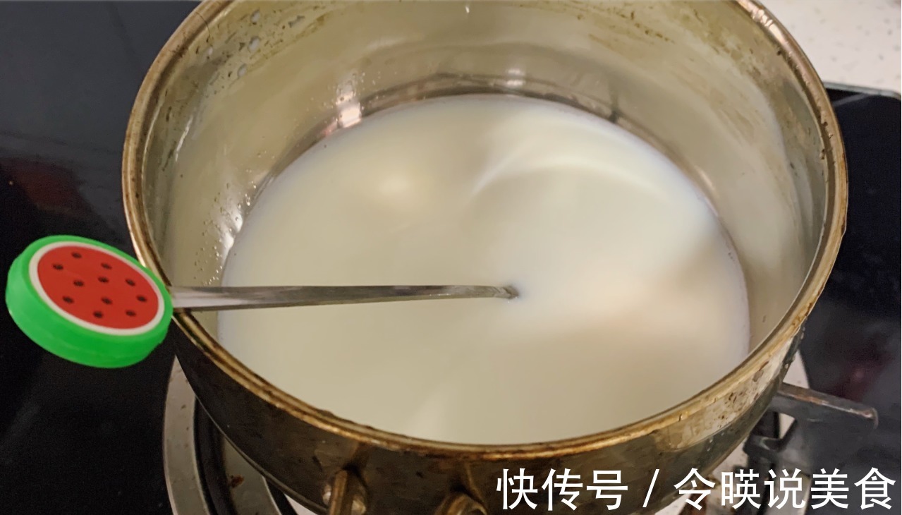 芒果和牛奶做，好吃到碗中见底，香甜又营养，小朋友们都爱吃