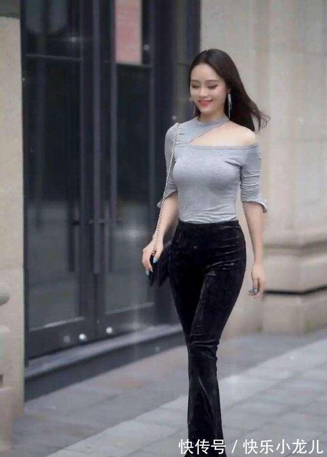 上半身 灰色一字肩上衣搭配黑色百搭打底裤,看起来高级,清新又脱俗