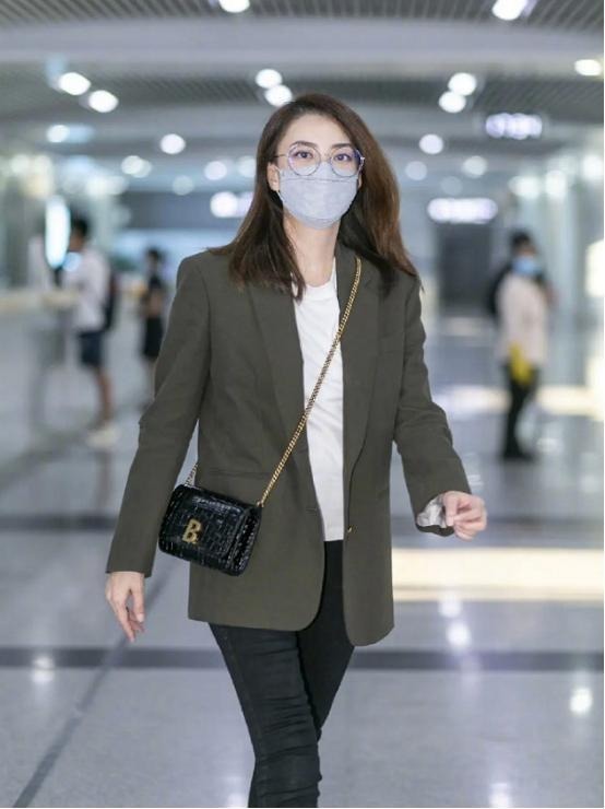 霍汶希身材和气质一流，西装内搭白T恤高级干练，显高又显瘦