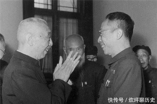 溥仪|59年前,溥仪特赦后刚工作不久,无意偶遇一老头,顿时面露难色