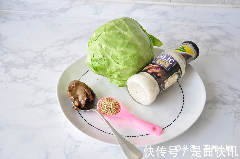 卷心菜|半个卷心菜,一勺芝麻酱,拌一拌当晚餐,我已连吃一周还是很喜欢
