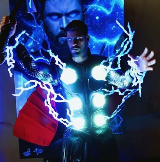 火箭浣熊|小伙晒雷神手办,雷霆万钧特效炸裂,关上灯后网友多钱买的