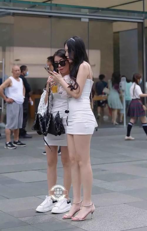 颜色 文艺清新的连衣裙装扮低调不失高贵,如花美眷神采迷人,青春阳光