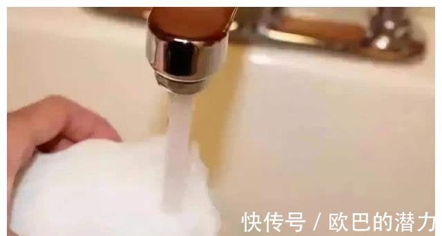 玻璃胶用久会“变黑”?保洁阿姨的“小妙招”,立马洁净还杀菌