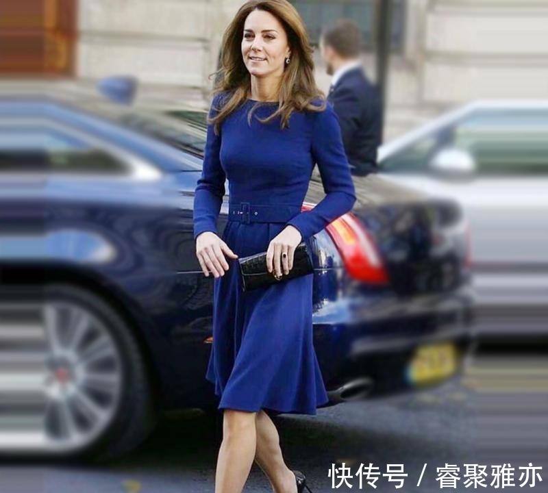 牛仔裤|凯特王妃衣品又升级！穿橘粉色西装搭配牛仔裤，时髦大气又显气场
