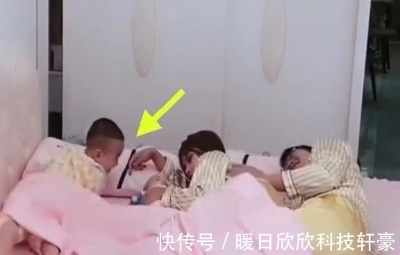 小宝宝|以为小宝宝睡着了,爸爸想搂着妈妈,结果差点被小家伙气死!