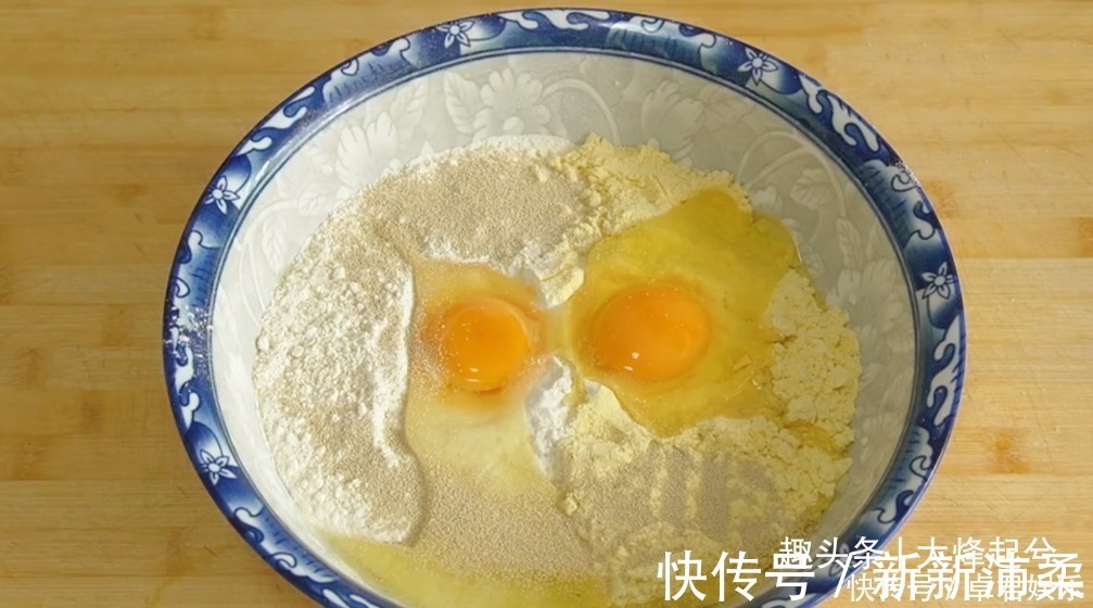 汤勺|玉米面加2个鸡蛋，筷子一搅，手不沾面，个个外酥里软，比油条香
