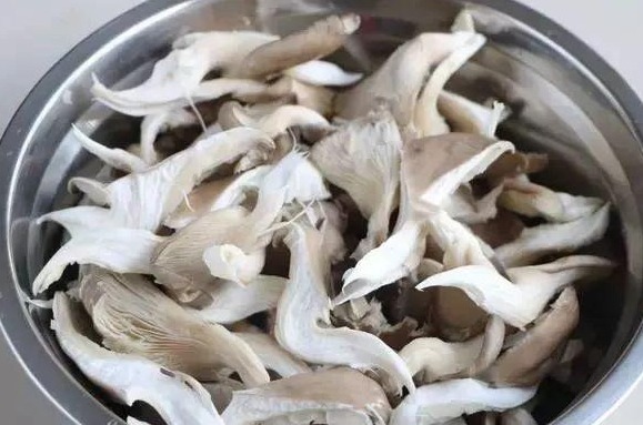 炸蘑菇,用淀粉还是用面粉牢记“用粉比例”,蘑菇酥脆不易回软