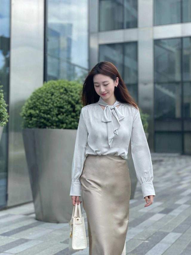 百褶裙|初秋如何将裙子穿出高级感?学会这4套穿搭,展现出女人美的精髓