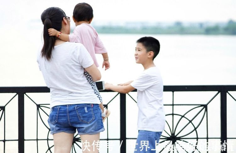 大宝|暖心姐姐另类举动走红,将弟弟塞进自己的袄子里,高颜值羡煞旁人