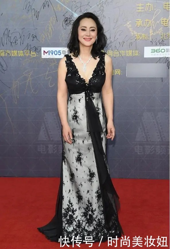 蕾丝|大宋佳真厉害,59岁还挑战深V连衣裙,这状态比小姑娘还好