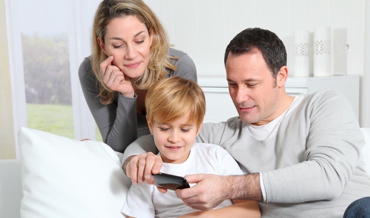 好奇心|不哭了,妈妈把手机还给你。到底该不该让孩子玩手机?答案来了